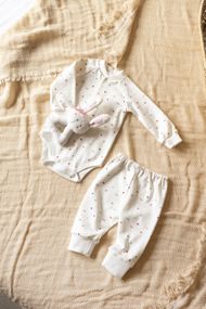 Комплект боді з довгим рукавом і штанці інтерлок принт Сердечка 62