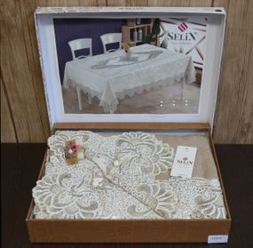 Велюровая скатерть Selin Yesim 160×350 см Бежевая