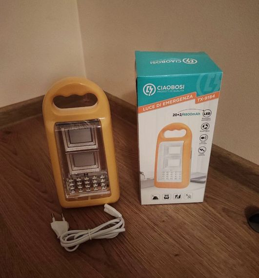 Акумуляторний потужний ліхтар лампа з зарядкою від розетки 220 у ліхтарик з функцією Power Bank 4800 mah | Зображення 1