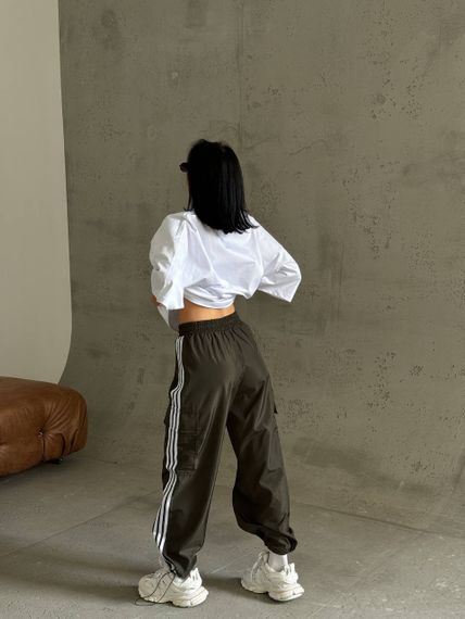 Женские брюки из плащевки карго с лампасами и накладными карманами SSH133 цвет хаки, onesize 42/46 | Зображення 2