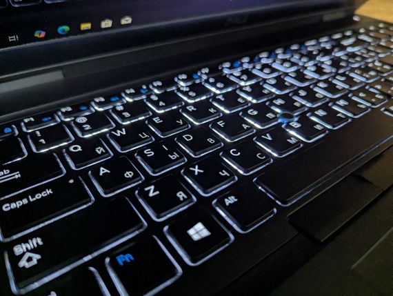 Ультрабук Dell Latitude 5590 / 15.6" (1920x1080) IPS Touch / Intel Core i5-8350U (4 (8) ядра по 1.7 - 3.6 GHz) / 8 GB DDR4 / 256 GB SSD / Intel UHD Graphics 620 / HDMI / WebCam / Windows 10 б/у + Подарок Беспроводная мышь / USB | Зображення 5