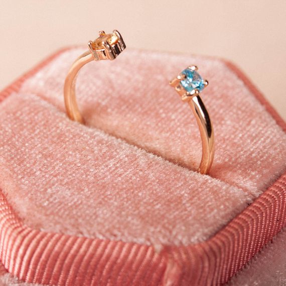 Кольцо из красного золота с желтым и голубым камнем 20 | Зображення 2