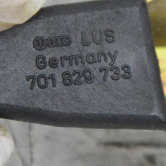 Направляюча дверей задньої ляди ліва Volkswagen T4 1990-2003 Скоба багажника ліва Фольксваген т4 701829733 | Зображення 2