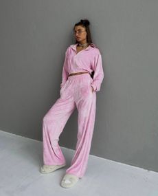 Женский велоровый спортивный костюм двойка с укороченной кофтой BF862 цвет розовый, размер 46/48