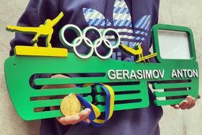 Медальниця спортивна гімнастика, іменна, дерев'яна, з фоторамкою, полка для кубків і медалей