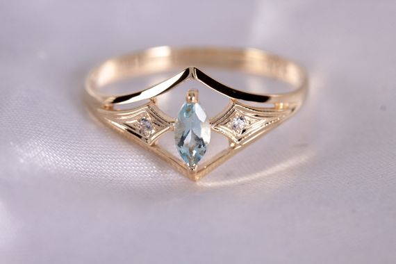 Кольцо из желтого золота с топазом 14.5