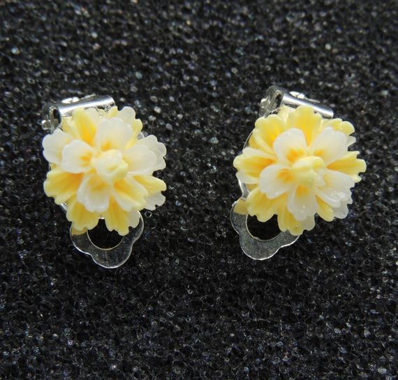 Клипсы серьги детские для ушей без пробивания уха Liresmina Jewelry серьги в виде цветка "Эклерчик" желтые