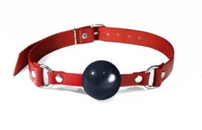 Кляп силиконовый Feral Feelings Silicon Ball Gag Red/Black, красный ремень, черный шарик sexstyle