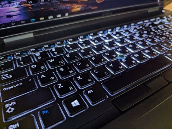 Ноутбук Dell Latitude 5580 / 15.6" (1920x1080) IPS Touch / Intel Core i5-6300U (2 (4) ядра по 2.4 - 3.0 GHz) / 8 GB DDR4 / 256 GB SSD / Intel HD Graphics 520 / WebCam / TouchID / Windows 10 б/в + Подарунок Бездротова миша / USB | Зображення 5