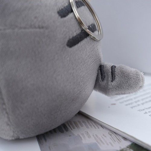 Плюшевий Брелок м'яка іграшка кіт Пушин з попкорном у лапках 10 см Брелок на шкільний портфель рюкзак Сірий | Зображення 3