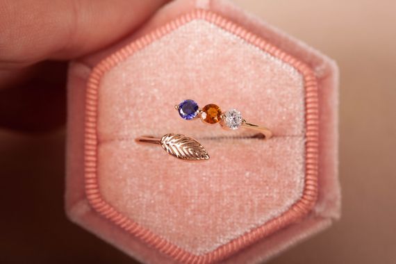 Женское кольцо из красного золота с фианитами 20.5