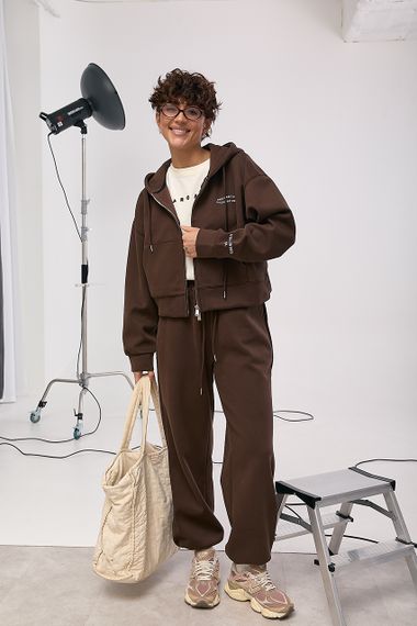 Спортивний костюм вільного фасону з вишитим написом - коричневий цвет, S/M (є розміри) | Зображення 4