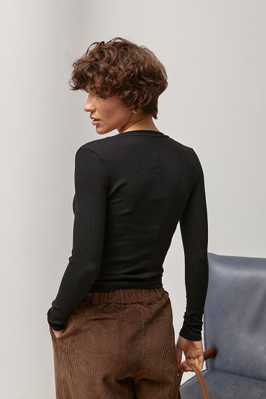 Приталений лонгслів в рубчик на кнопках - чорний цвет, S (є розміри) | Зображення 1