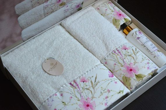 Подарунковий набір рушників La Maison, 3 шт. з ароматом Thea | Зображення 3