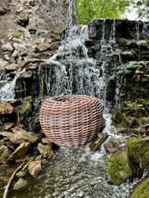 Підвісне кашпо зі штучного ротангу “Лоза 5 л” — плетений горщик ручної роботи для балкона, тераси, саду