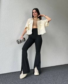 Женские лосины-брюки клеш с разрезами спереди и стрелками цвет черный, размер L/XL IP561