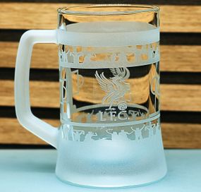 Пивний келих 670 мл Liverpool з гравіюванням подарунок для фаната ФК Ліверпуль футбольний кухоль круговий