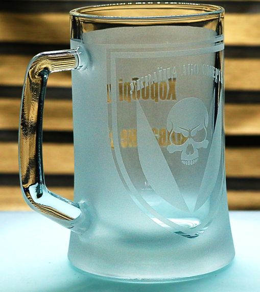 Подарунковий келих для пива з гравіюванням 670 мл лого шеврона 72 ОМБр Черных Запорожцев | Зображення 1