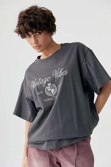 Оверсайз футболка з вишитими написами - темно-сірий цвет, ONE SIZE (є розміри) | Зображення 4