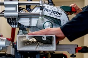 Торцовочная пила Metabo KGSV 254 MC (615254000) картонная коробка; с функцией протяжки