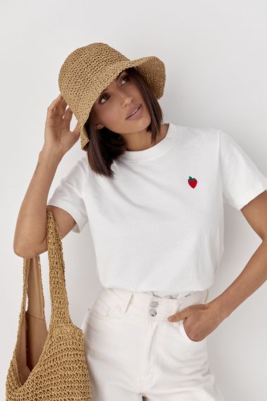 Трикотажна футболка з вишитою полуницею - молочний цвет, M (є розміри)