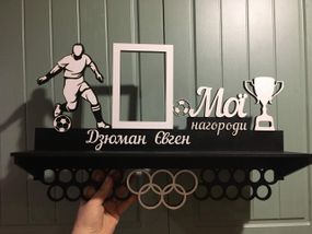 Медальниця футбол, іменна з поличкою, дерев'яна, тримач для медалей, медальниці