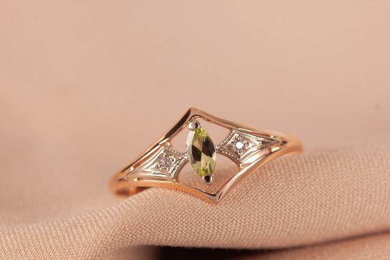 Кольцо из красного и белого золота с хризолитом 18.5 | Зображення 7