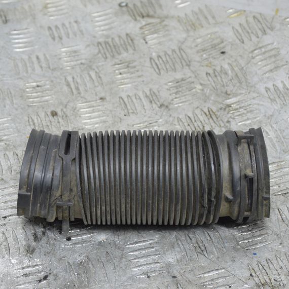 Патрубок повітряного фільтра Volkswagen Golf VII 2012-2020 Трубка шланг фільтра повітря Фольксваген 5Q0129618C