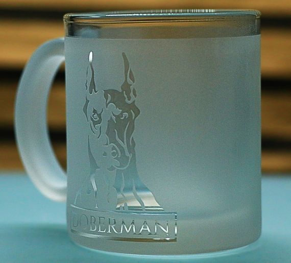 Подарочная стеклянная  чашка для чая кофе 320 мл с гравировкой для любителей собак Доберман | Зображення 2