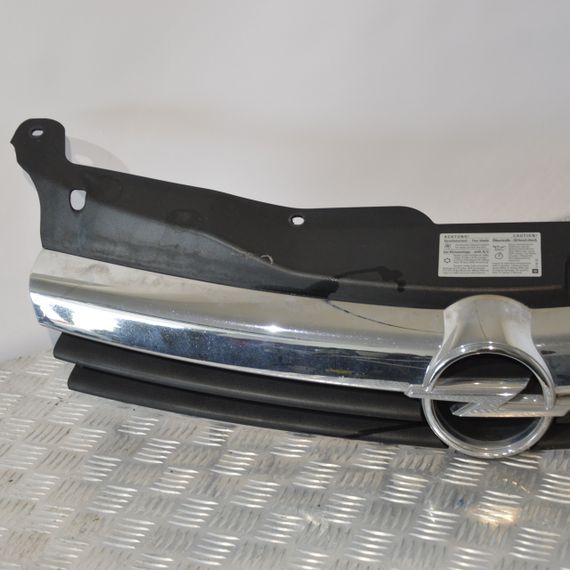Решітка радіатора Opel Astra H 2004-2010 Решітка переднього бампера Опель Астра Н 13108463 13149466 | Зображення 1