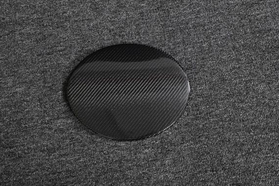 Накладка на люк бензобака (Карбон) для Maserati GranTurismo 2007-2019 рр | Зображення 1