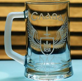 Пивной бокал с ручкой 670 мл патриотический Слава ВСУ с гравировкой подарок кружка военному