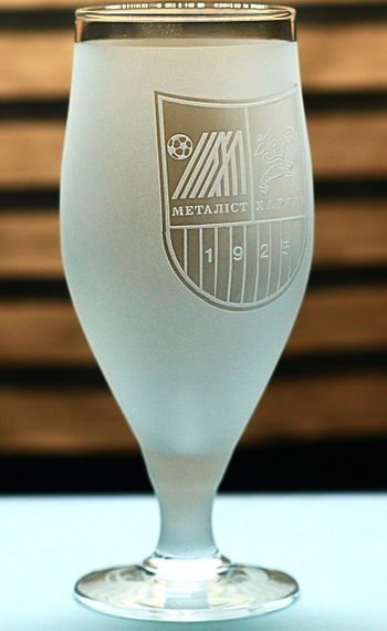 Пивний келих 500 мл ФК Металіст  на ніжці з гравіюванням  подарунок кружка фанату футболу | Зображення 1