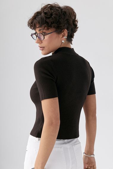 Однотонна футболка в рубчик на блискавці - темно-коричневий цвет, ONE SIZE (є розміри) | Зображення 1