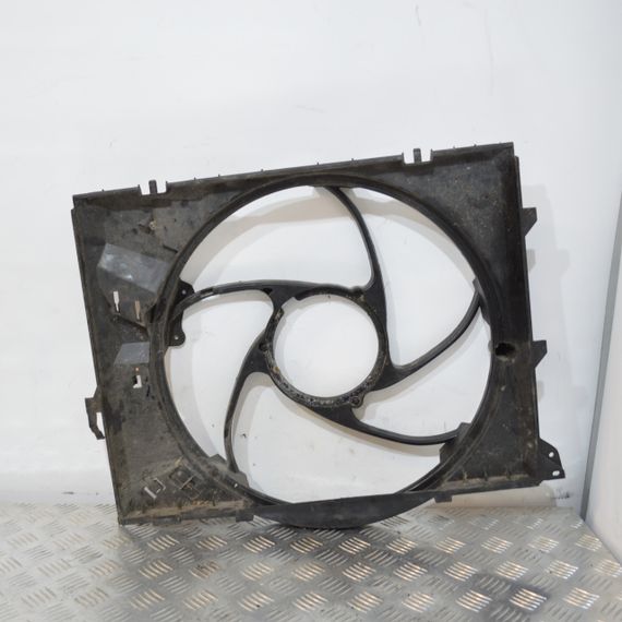 Дифузор вентилятора радіатора BMW E81 E82 E87 E88 E90 E93 X1 Z4 2004-2016 Корпус вентилятора БМВ е81 е82 е88 е90 е92 17117590699