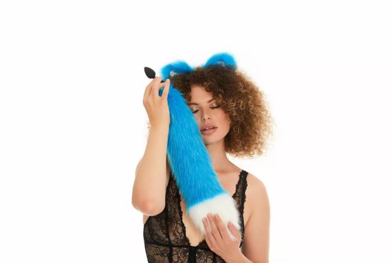 Анальний хутряний хвіст без пробки, Яскраво-блакитний з білим кінчиком, OKOVA, 50 см. Sex Aura | Зображення 2