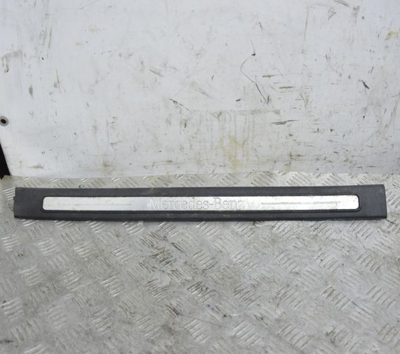 Накладка порога передня права Mercedes W169 W245 2004-2012 Молдинг порога правий Мерседес A1696800074