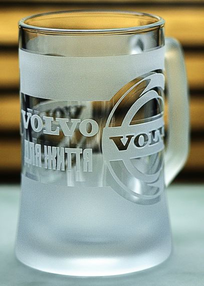 Пивная кружка Volvo 670 мл с гравировкой Подарок автолюбителю Бокал с логотипом авто Вольво и легендарный слоган | Зображення 5