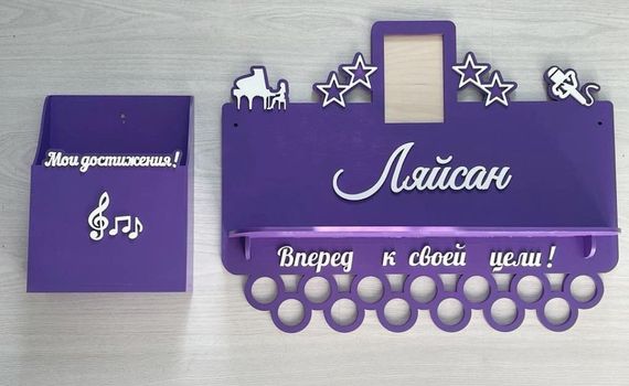Медальниця музика, співи іменна з поличкою, дерев'яна, тримач для медалей, медальниці