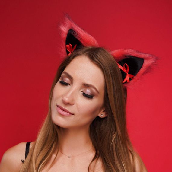 Хутряні вушка кішки з бантиком, Червоні з чорним OKOVA Sex Aura