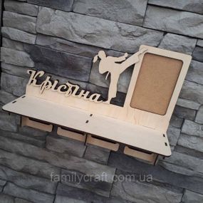 Медальниця з фоторамкою і полицею для кубків Дерев'яний тримач для медалей Органайзер для нагород карате