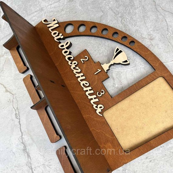 Медальниця з фоторамкою і полицею для кубків Дерев'яний тримач для медалей Органайзер для нагород | Зображення 5