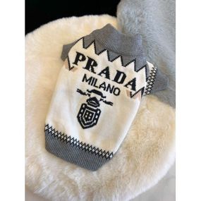 Брендовый свитер для собак PRADA с логотипом на спинке, серые края с зигзагами, белый