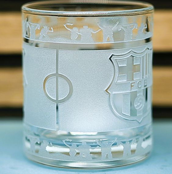 Подарункова скляна чашка для чаю та кави 320 мл з  гравіюванням лого футбольного клубаФК Барселона кругова | Зображення 3