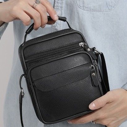 Чоловіча шкіряна барсетка через плече компактна функціональна з ручкою чорна 86802
