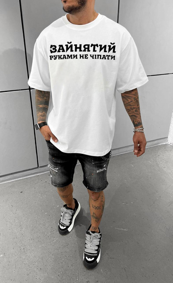 Футболка з мерчем