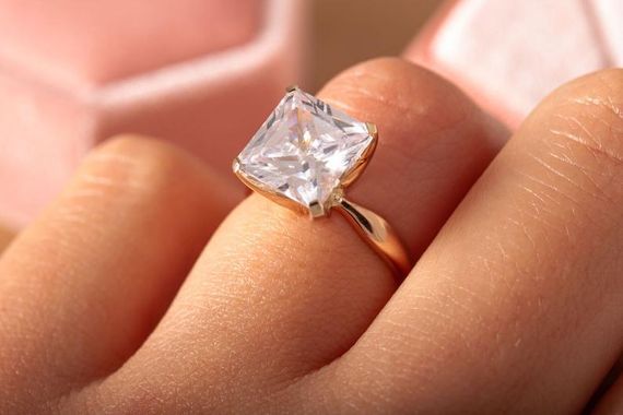 Кольцо из красного и белого золота с квадратным камнем 21.5 | Зображення 2