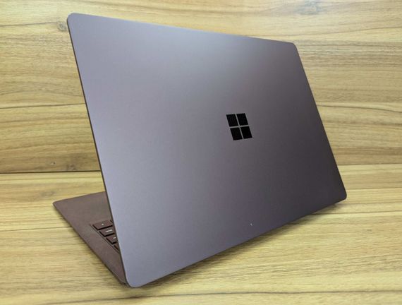 Ноутбук Б-класс Microsoft Surface Laptop 1769 / 13.5" (2256x1504) IPS / Intel Core i7-7660U (2 (4) ядра по 2.5 - 4.0 GHz) / 16 GB DDR3 / 512 GB SSD / Intel Iris Plus Graphics 640 / Windows 10 б/у + Подарок Беспроводная мышь / USB | Зображення 5
