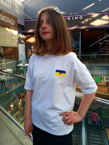 Біла футболка з патріотичною аплікацією "прапор" | Зображення 2