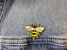 Значок "SAVE the BEES" - "Спасите Пчёл"
